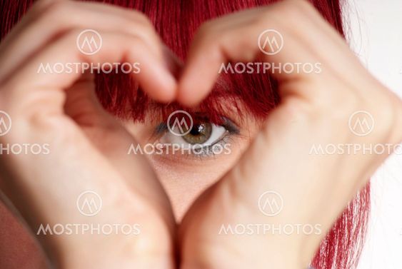 Frau zeigt Herz | woman shows heart