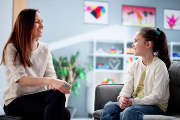 Psychiatric social worker provides child treatment