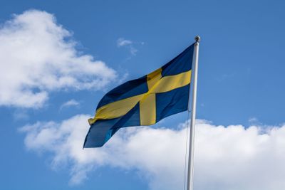Svenska flaggan vajar i vinden