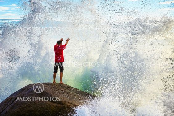 Man prays sea elements