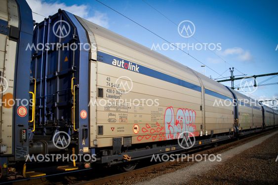 Auto-link rail vehicles