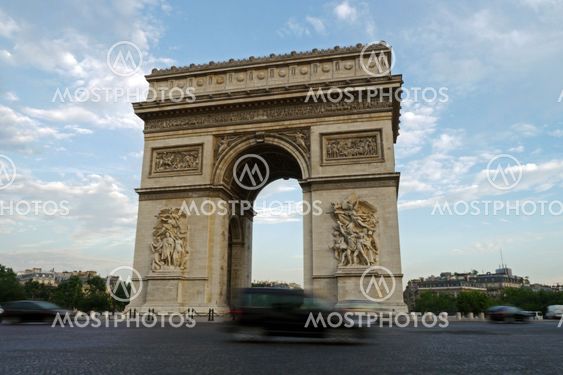 cars travel around arc de triomphe