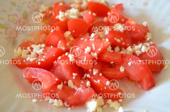 Salad with tomatoes and cheese