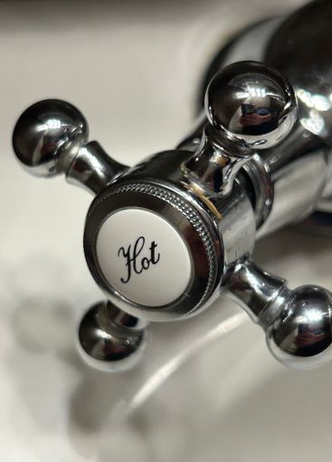 Klassisk varmvattenkran 