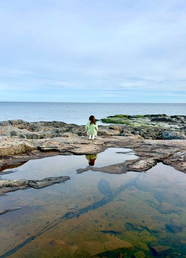 Flicka blickar ut mot Ålands hav