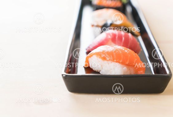 mixed sushi set