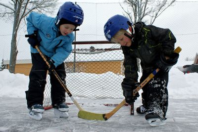 Barn åker skridskor 2
