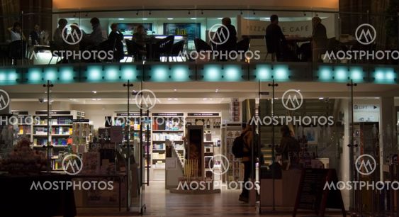 Folk silhouet i en moderne cafe/boghandel