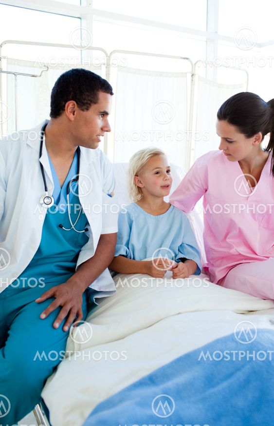 Little patient talking to her nurse and her doctor