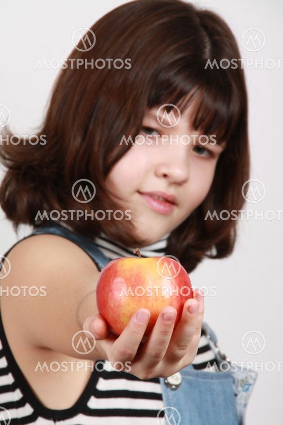 Apple in a hand of the girl