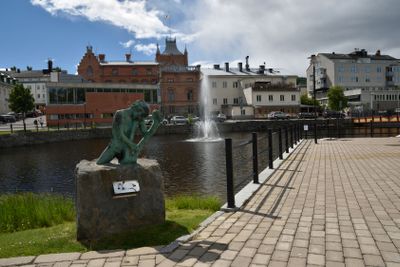 Centrala Sollefteå stad med fontän i bakgrunden och...