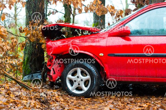 accident - car crashed into tree