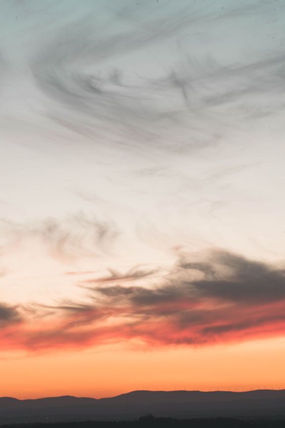 Un primer plano de nubes en el cielo