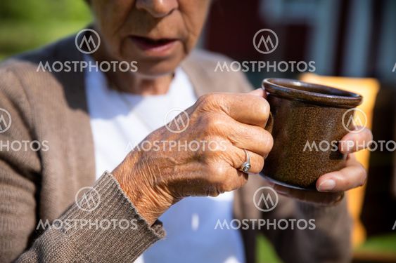 äldre kvinna med kaffekopp