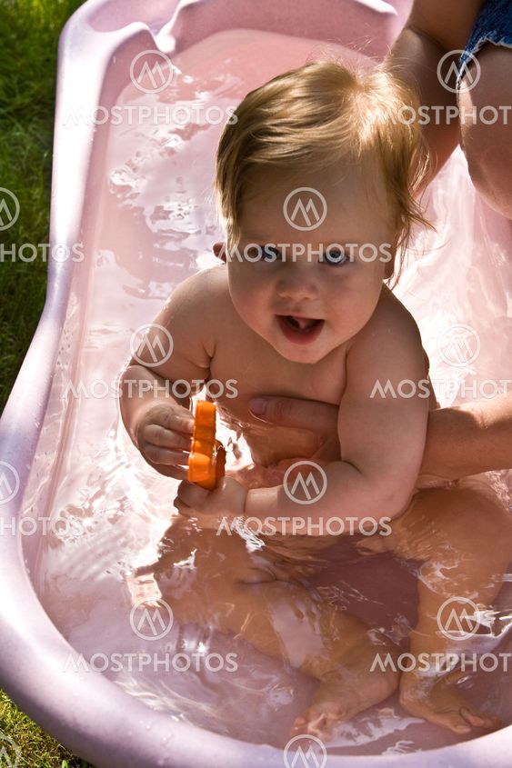 baby bathing