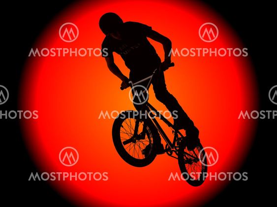 Biker drenge silhouet mod en enorm sol
