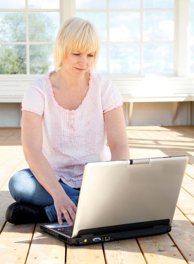 Kvinna med laptop utomhus 2