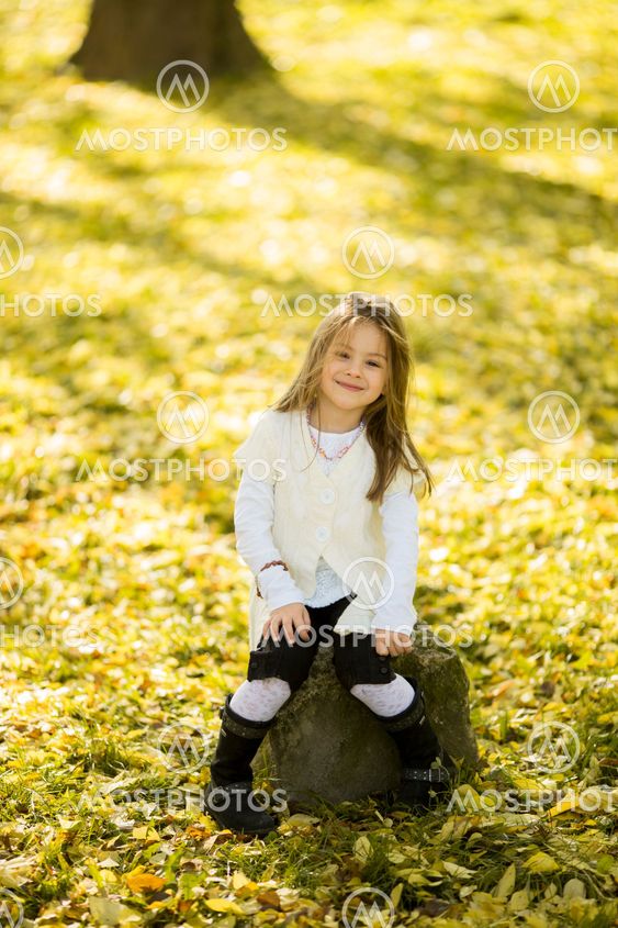 Little girl at the autumn park