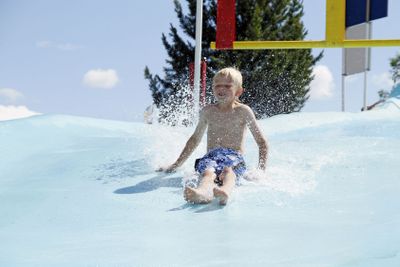 Pojke åker vattenruschbana