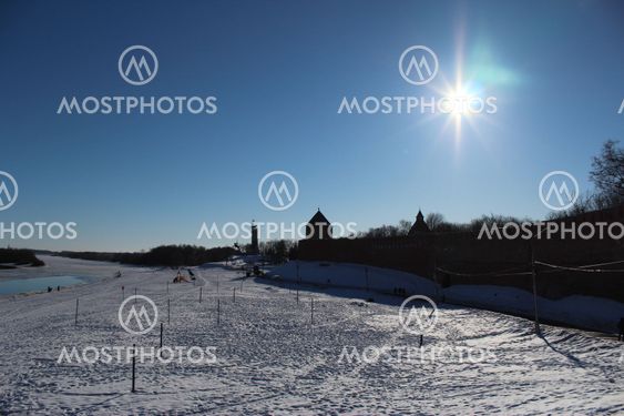 Grand Novgorod, Volkhov floden, sky, vinter, solskinsdag, kirken i afstanden