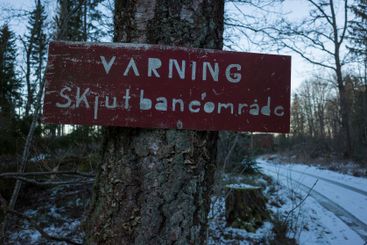 Varning skjutbaneområde text in Swedish saying Warning 