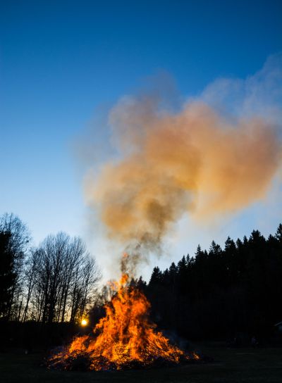 Majbrasa i spektakulär solnedgång
