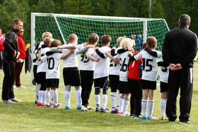 Fotbollslag tillsammans efter match