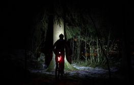 mountainbike-cyklist på natten