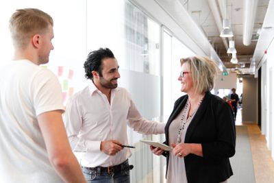 Kontor, samtal i korridoren