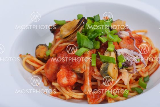 Pasta with shrimps, herbs and mashrooms