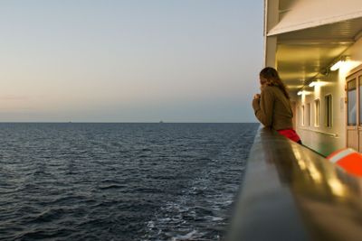 Ensam kvinna på färja