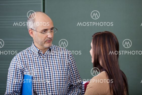Lecturer and student in a discussion
