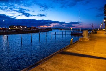 Kvällsljus vid vattnet i Västra hamnen i Malmö