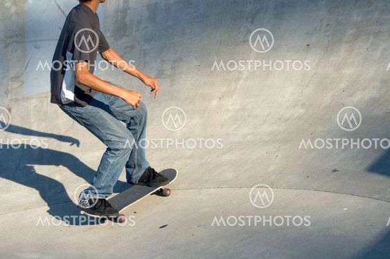 Nuorten urospuolisten Skateboarder pit