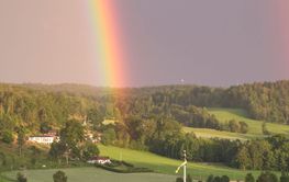Regnbåge över småländsk landskap