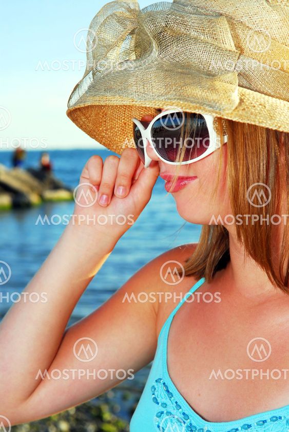Teenage girl i en hat