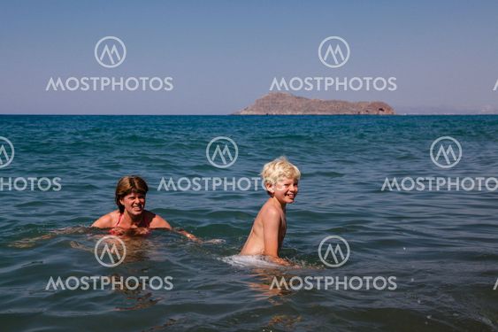 Mor och son badar i havet