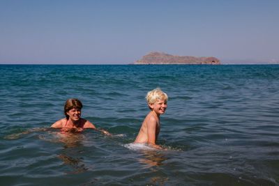 Mor och son badar i havet
