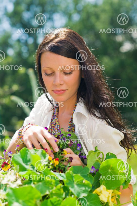 Kaunis puutarha naisen hoidon värin fleurs