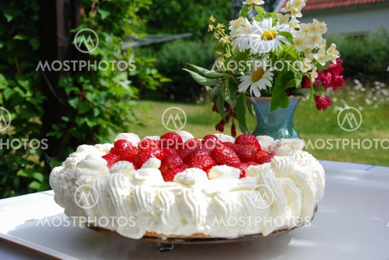 Strawberry cake and flowers