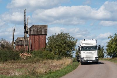 Mjölkbilen på en väg på Öland