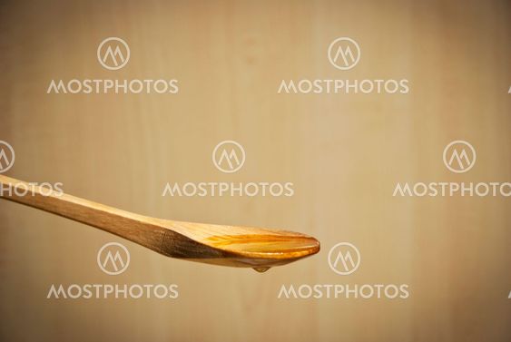 Olivenolie over wooden spoon