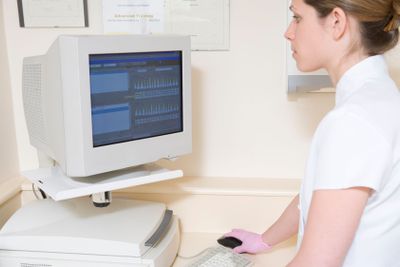 Dental assistant using computer