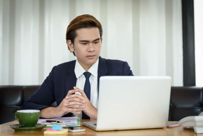 Businessmen dressed smart are using the idea of hard...