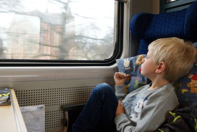 Pojke reser med tåg