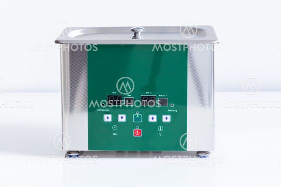 Ultrasonic cleaner for ultrasonic cleaning