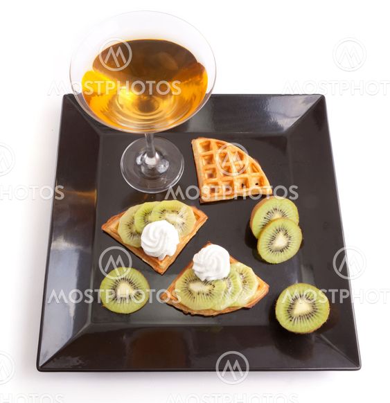Kiwi Tart Slices with Drink