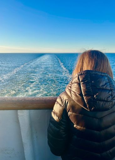 Flicka spanar över Ålands hav. 