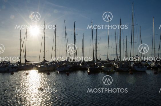 Sol över båtar i Borgholms hamn