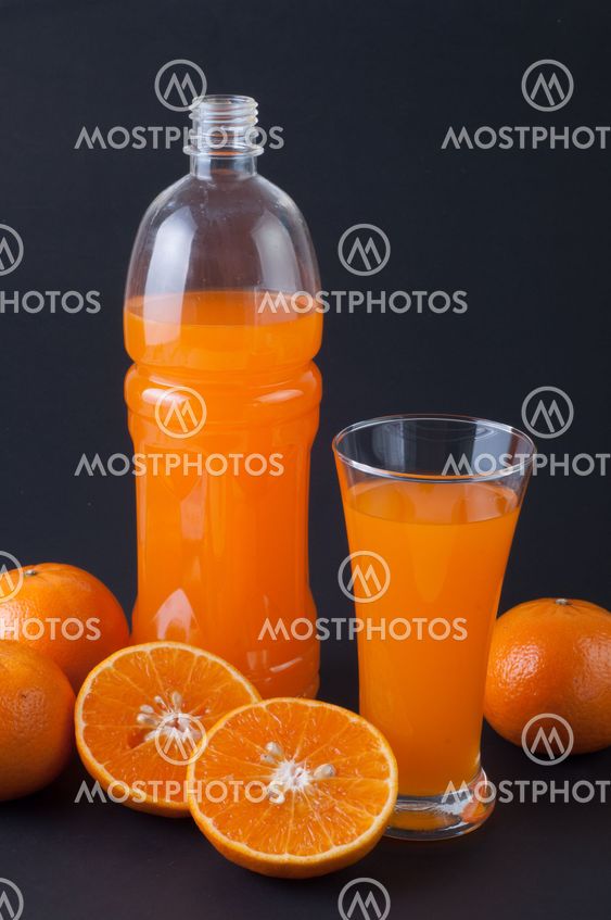Orange juice and fresh oranges